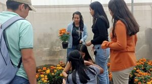 Estudiantes de la UAEM Cultivan Cempasúchil para el Día de Muertos