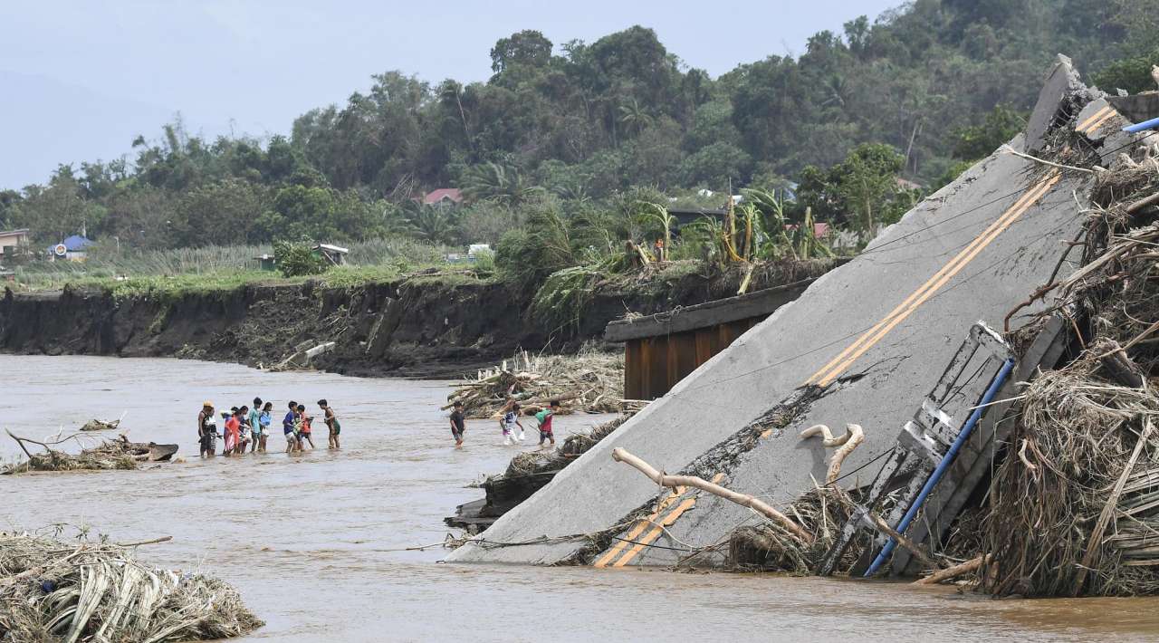 Equipos de rescate en Filipinas luchan contra devastadoras inundaciones tras el paso de la tormenta Trami