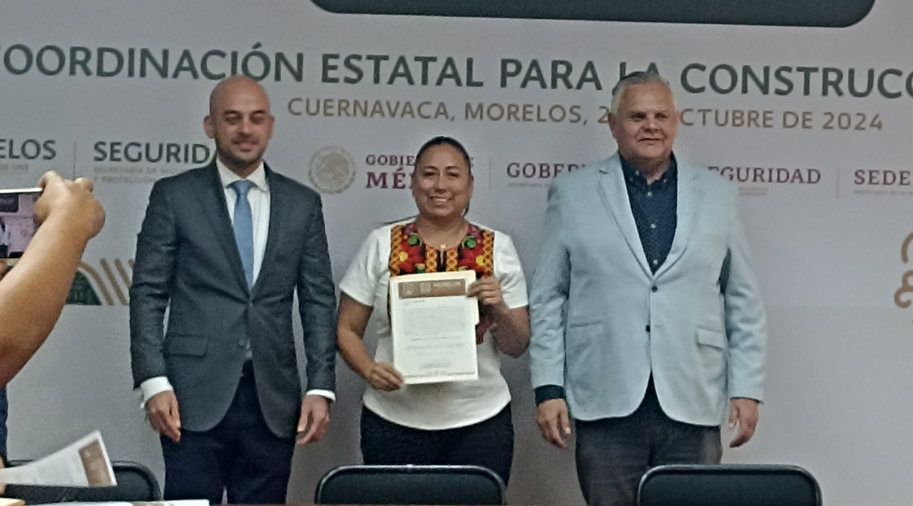 Entregan nombramiento a Alejandra Flores Espinoza, como Coordinadora del Instituto Morelense de Radio y Televisión, junto a otros organismos descentralizados.