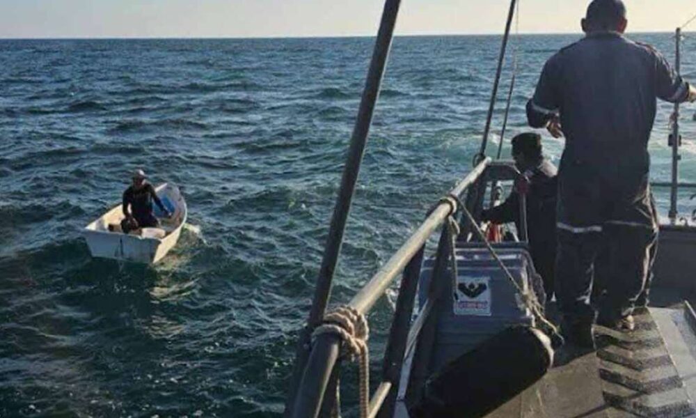 Semar rescata a pescador a la deriva en Yucatán, a 138 km de la costa