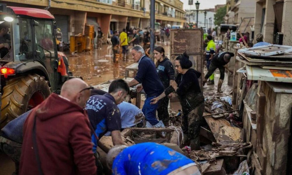 Alerta roja por fuertes lluvias en Málaga y Valencia: evacuaciones y caos en el transporte