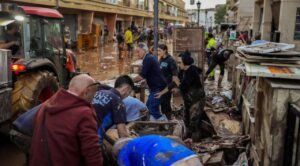 Alerta roja por fuertes lluvias en Málaga y Valencia: evacuaciones y caos en el transporte