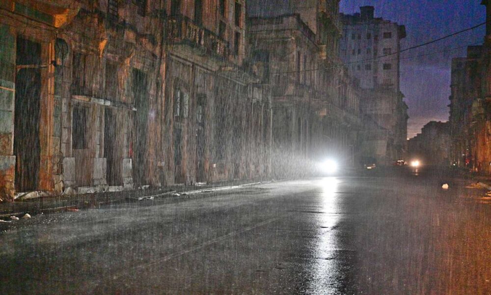 Tormenta tropical Rafael avanza hacia las Islas Caimán y podría convertirse en huracán