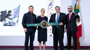 Saúl “Canelo” Álvarez entrega guantes de la paz a Claudia Sheinbaum y anuncia mega clase de boxeo nacional