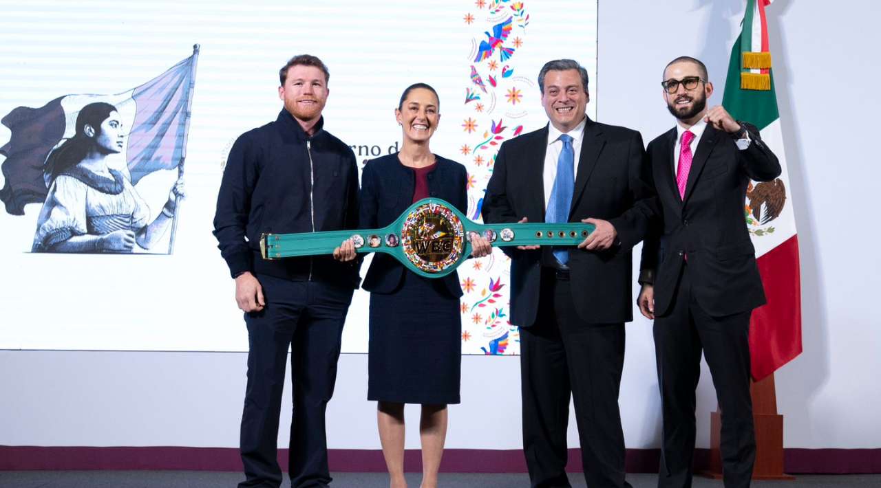 Saúl “Canelo” Álvarez entrega guantes de la paz a Claudia Sheinbaum y anuncia mega clase de boxeo nacional