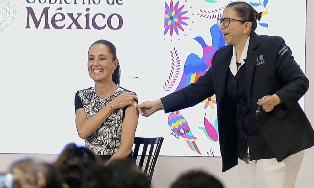 Claudia Sheinbaum recibe vacuna invernal 2024-2025 en conferencia mañanera