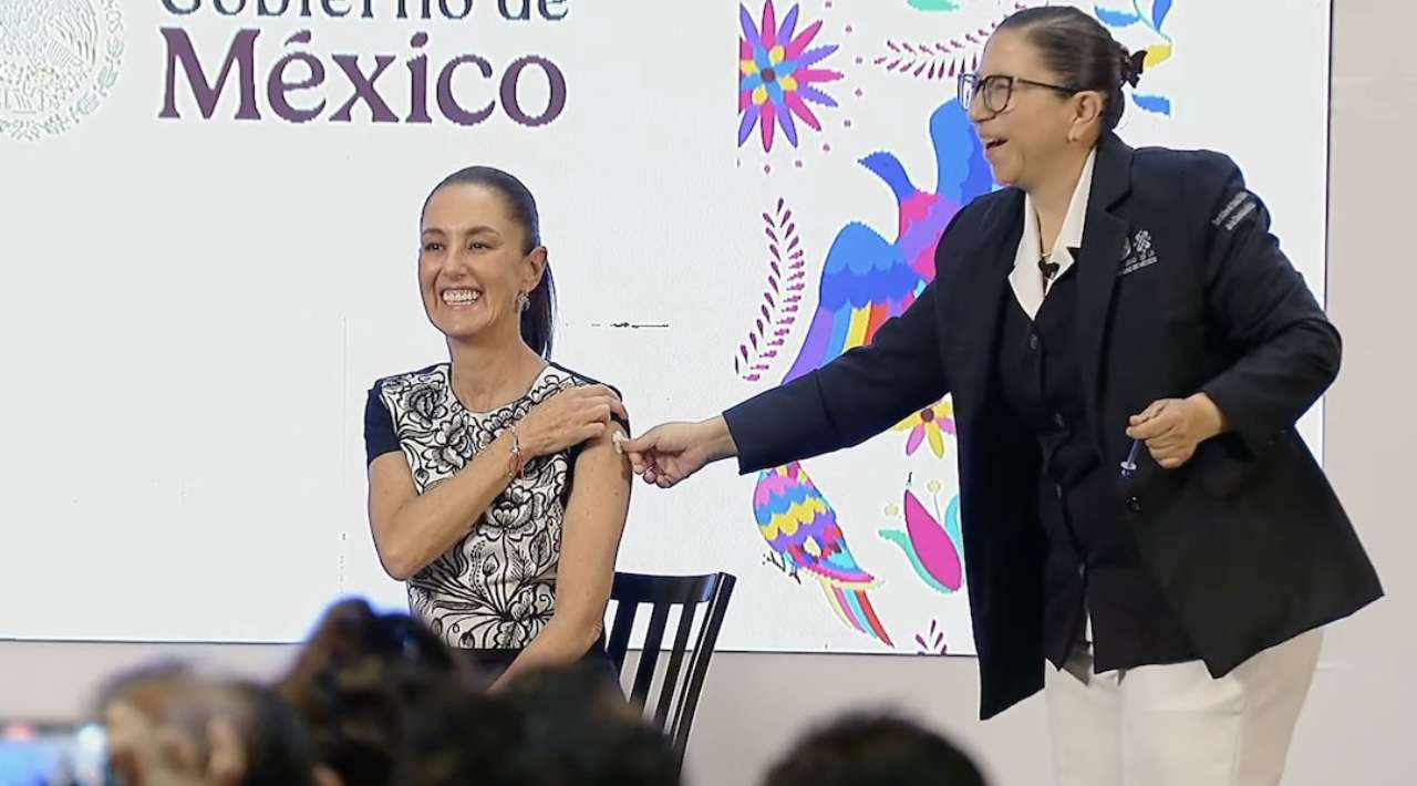 Claudia Sheinbaum recibe vacuna invernal 2024-2025 en conferencia mañanera