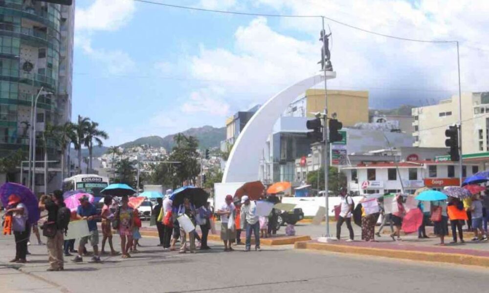 Comerciantes y prestadores de servicios mantienen bloqueo en la glorieta de la Diana, exigen apoyo tras huracán John