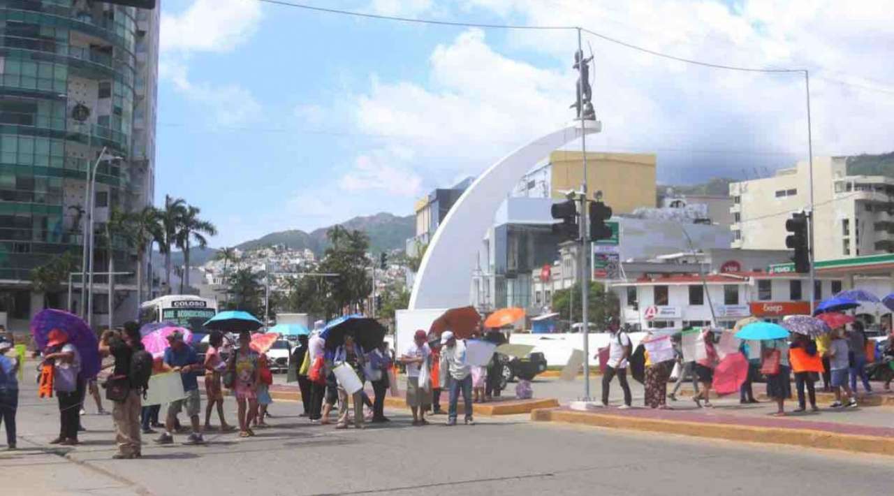 Comerciantes y prestadores de servicios mantienen bloqueo en la glorieta de la Diana, exigen apoyo tras huracán John