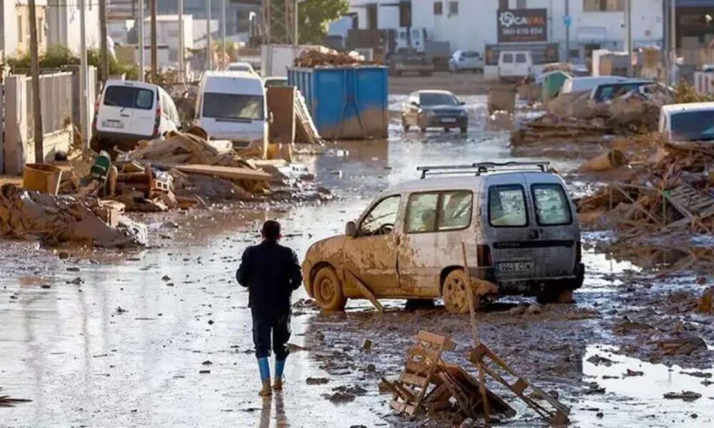 Intensas lluvias en España activan alerta máxima en Valencia; riesgo de desbordamientos