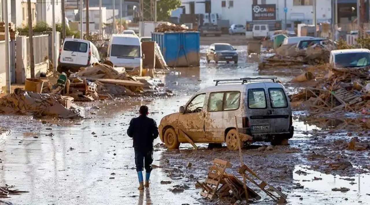 Intensas lluvias en España activan alerta máxima en Valencia; riesgo de desbordamientos