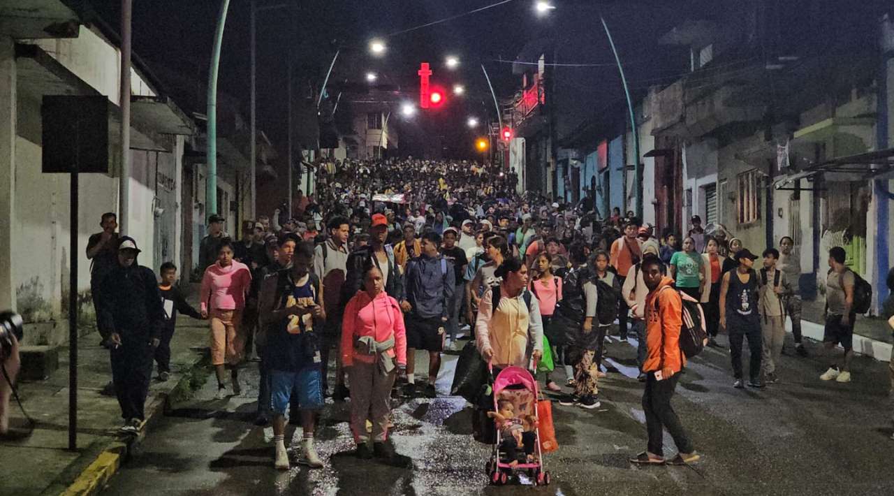 Migrantes de diversas nacionalidades inician su travesía desde Tapachula hacia el norte