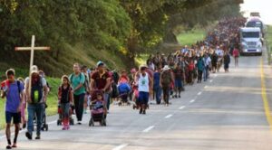 Nueva caravana migrante parte desde Tapachula hacia Estados Unidos