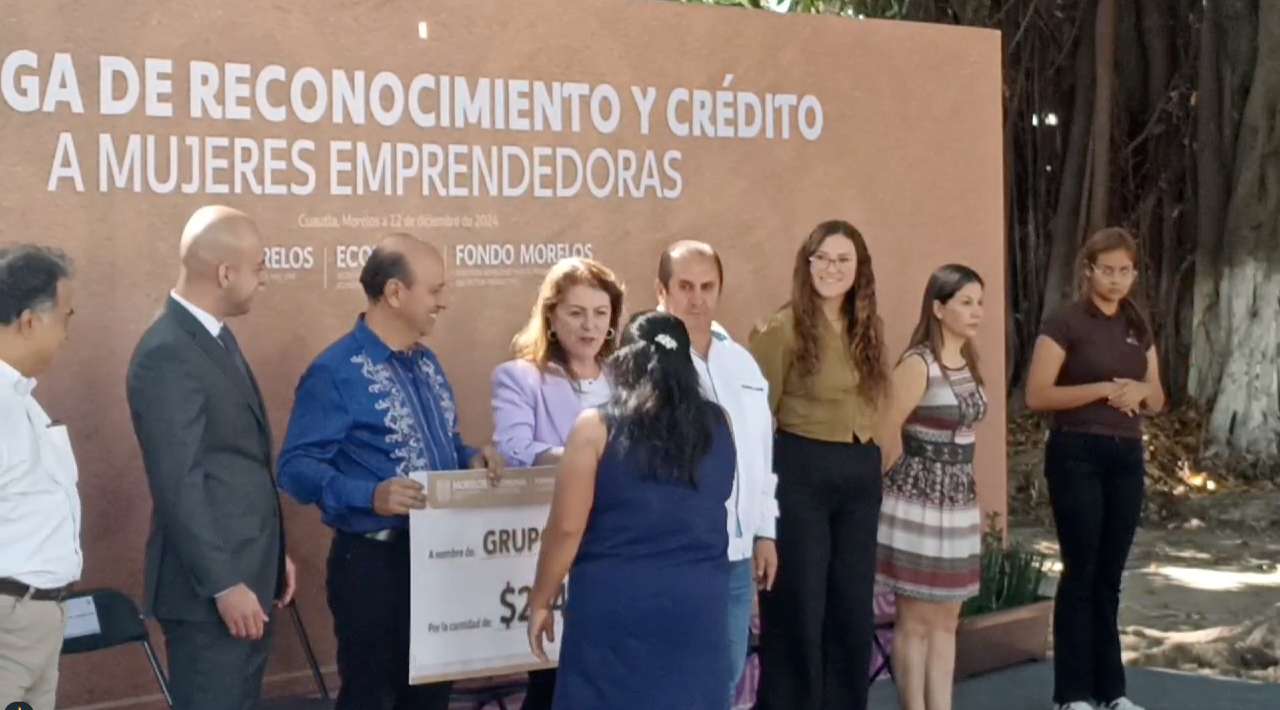 Entrega gobernadora Margarita González Saravia reconocimientos y créditos a Mujeres Emprendedoras