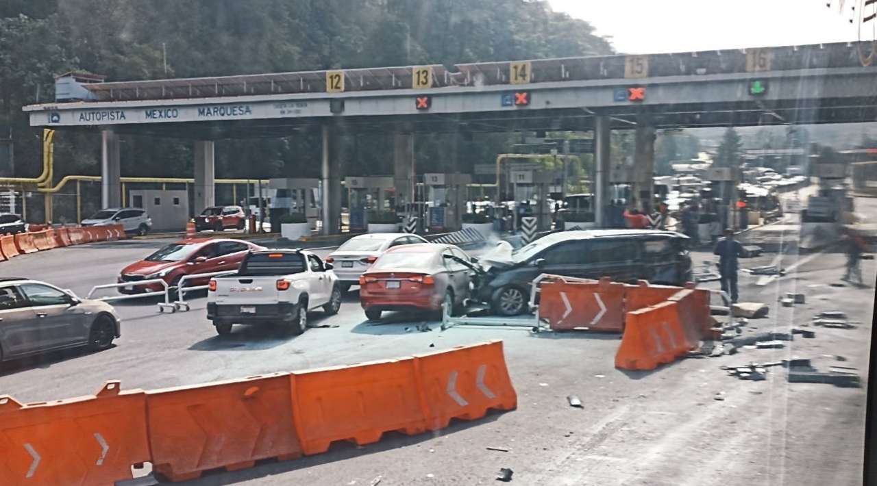 Accidente en la México-Toluca: tráiler choca contra más de diez vehículos y deja tres heridos