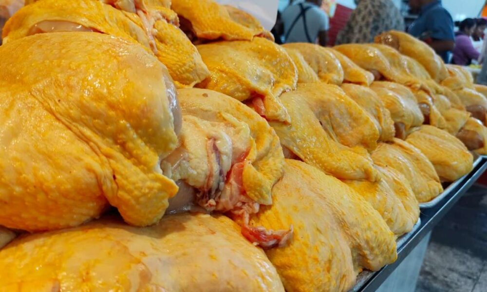 Pollo, el producto más demandado y caro para las fiestas decembrinas, señalan comerciantes