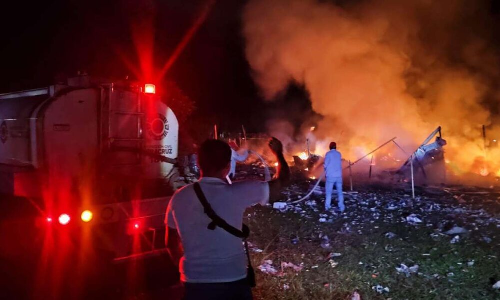 Explotan puestos temporales de pirotecnia en Isla, Veracruz