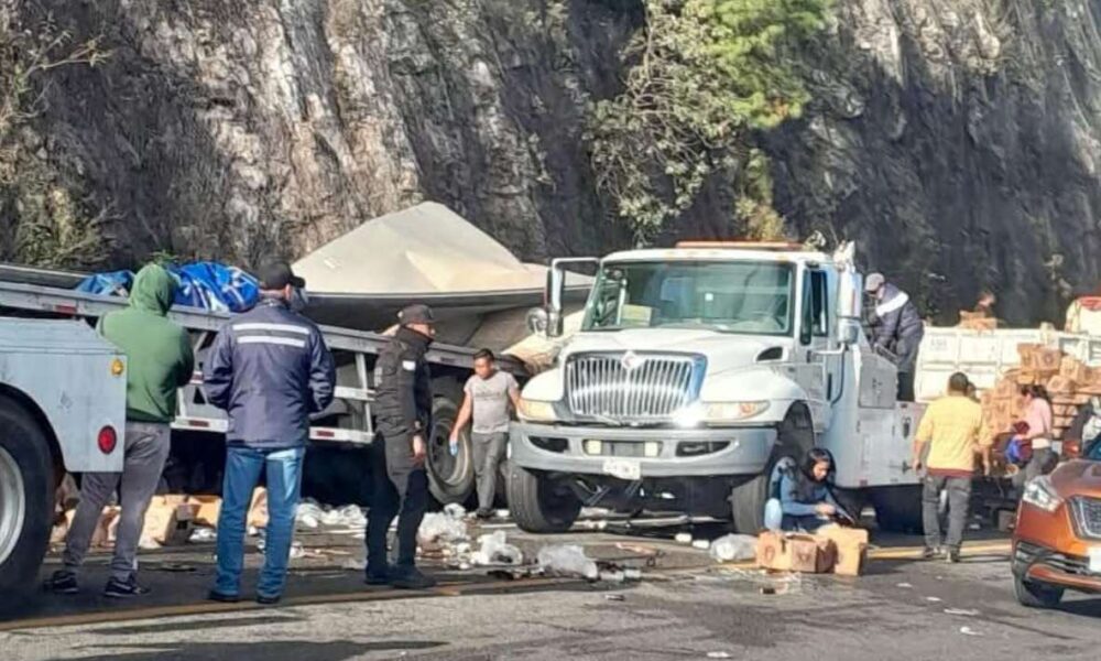 Rapiña tras volcadura de tráiler cargado con cervezas en Chiapas