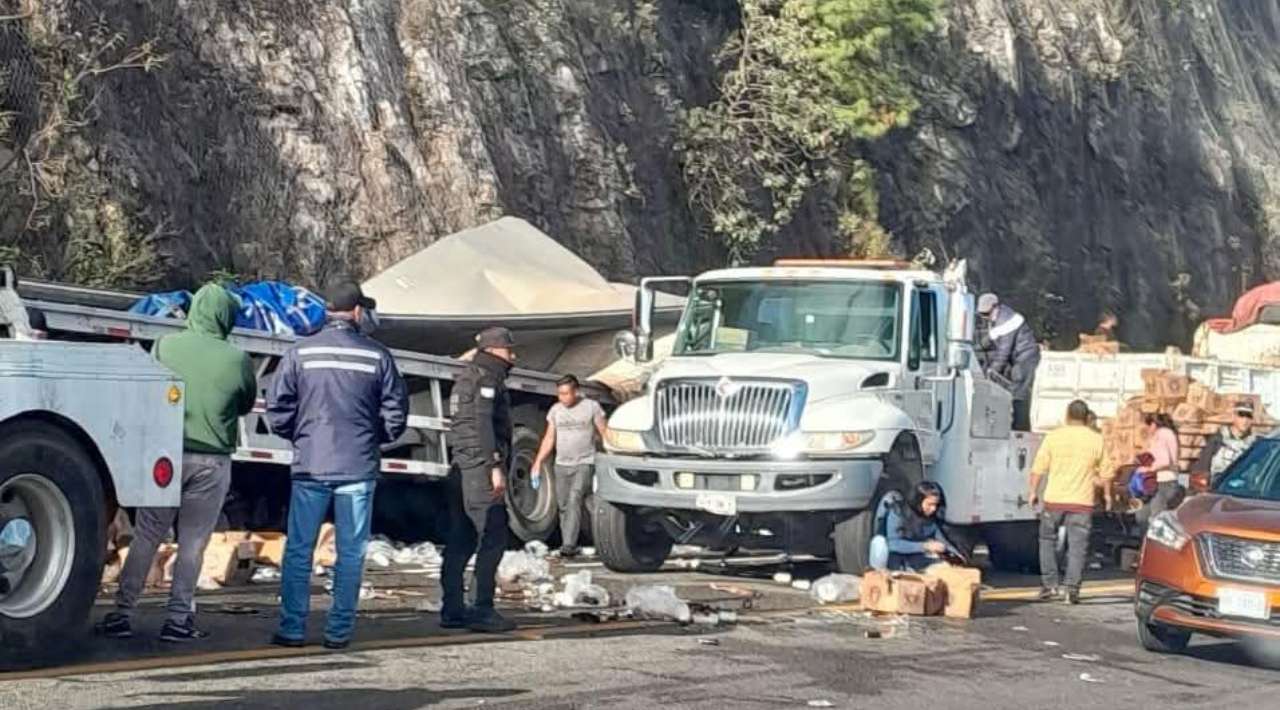 Rapiña tras volcadura de tráiler cargado con cervezas en Chiapas