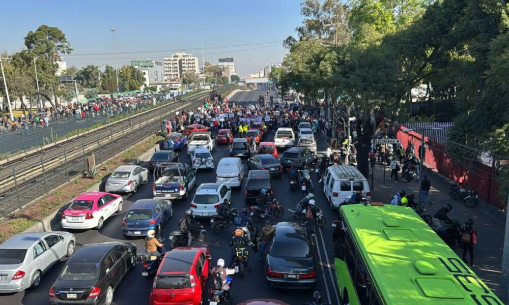 Bloqueo en ambos sentidos en Calzada de Tlalpan afecta la circulación. La fila de vehículos varado suma varios kilómetros