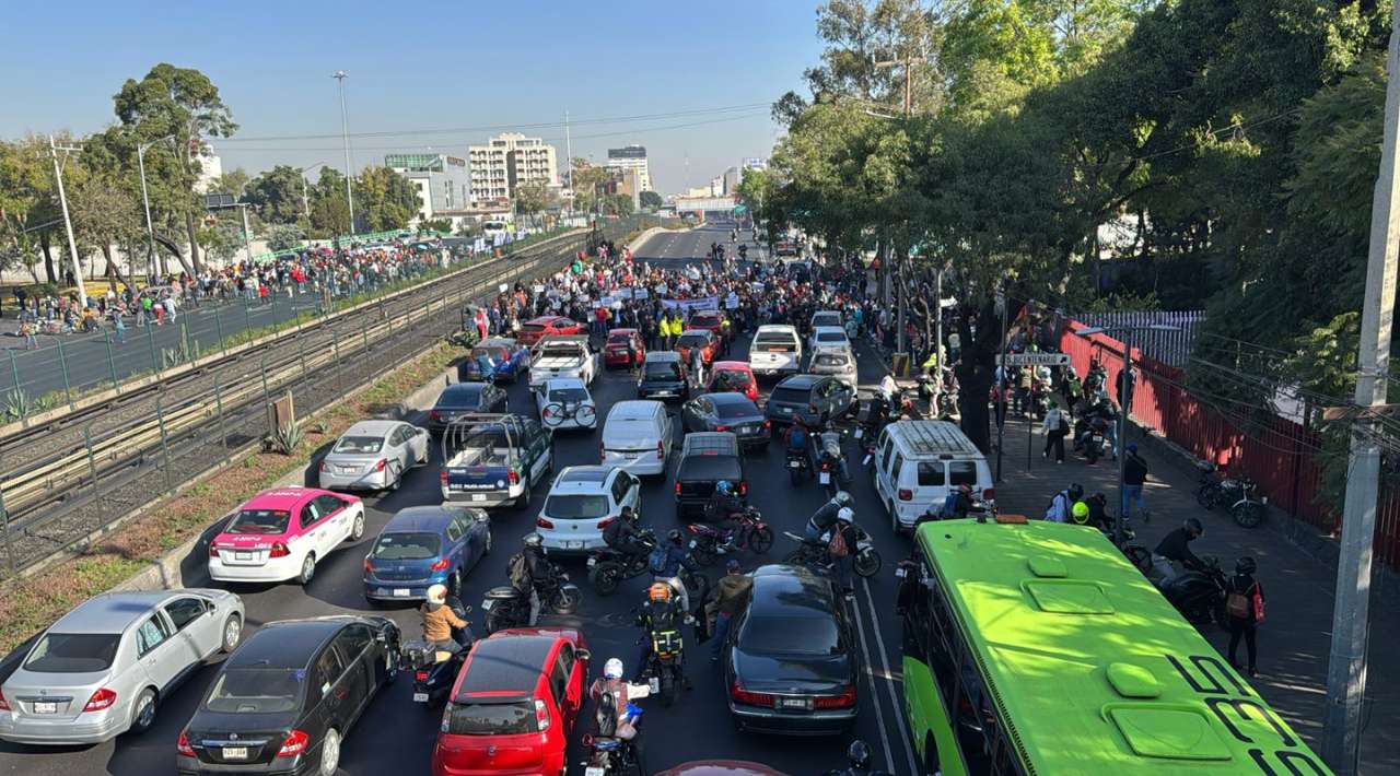 Bloqueo en ambos sentidos en Calzada de Tlalpan afecta la circulación. La fila de vehículos varado suma varios kilómetros