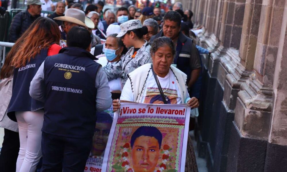 Claudia Sheinbaum se reúne con padres de los 43 normalistas de Ayotzinapa por primera vez como presidenta