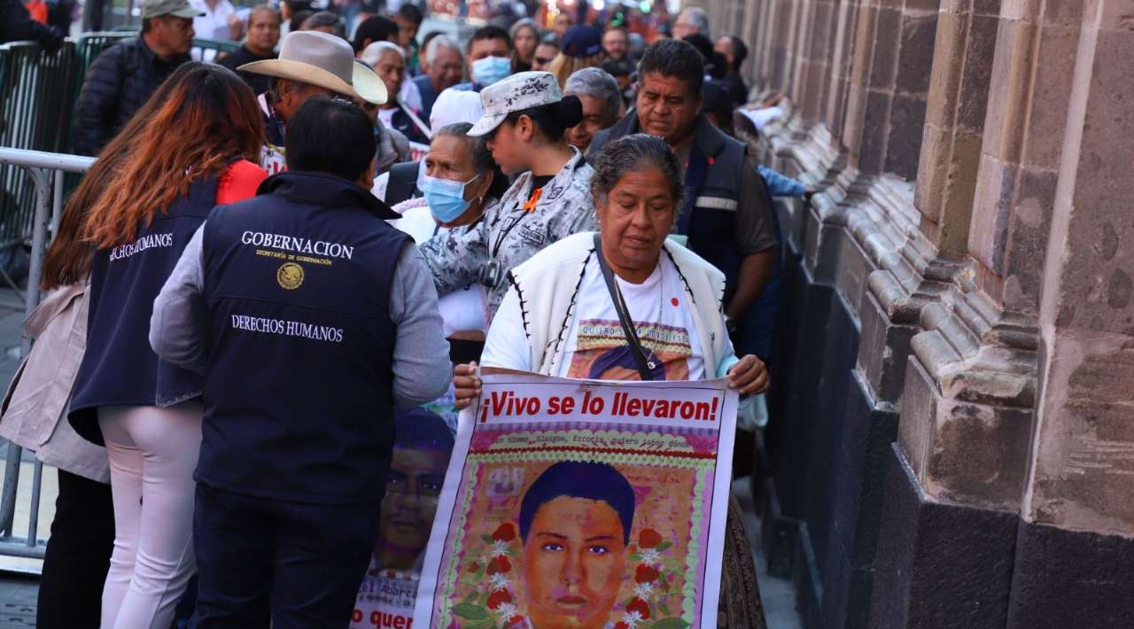 Claudia Sheinbaum se reúne con padres de los 43 normalistas de Ayotzinapa por primera vez como presidenta