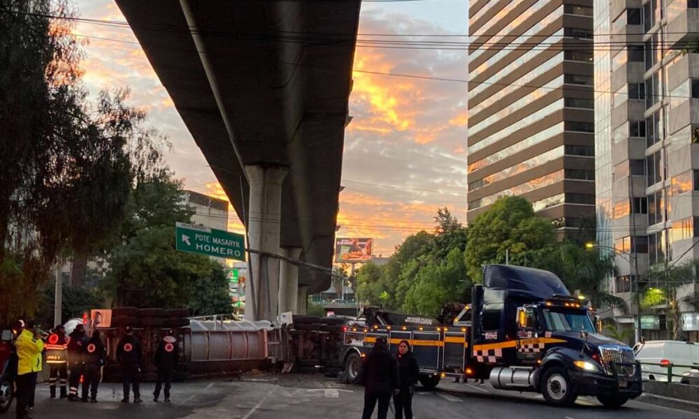 Volcadura de pipa de agua en Periférico Sur provoca caos vial