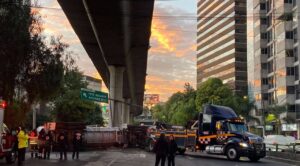 Volcadura de pipa de agua en Periférico Sur provoca caos vial