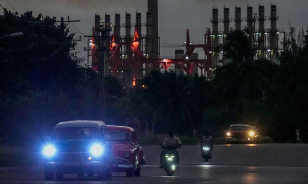 Cuba logra reconexión eléctrica tras apagón nacional que afectó a millones