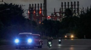 Cuba logra reconexión eléctrica tras apagón nacional que afectó a millones