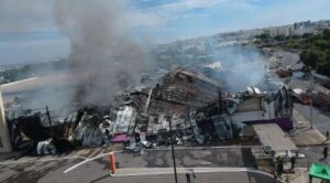 Incendio consume casino en Culiacán. El hecho desata alarma y desalojos