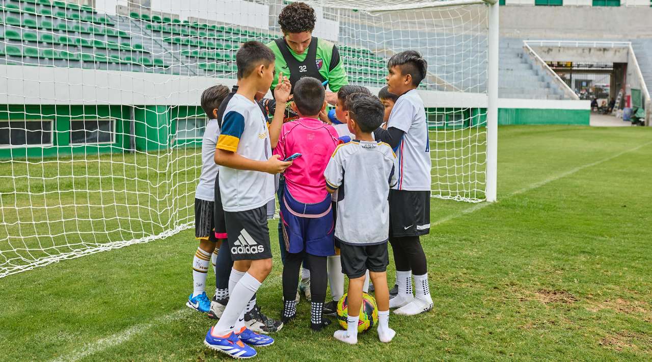 Jugadores del Atlante Conviven con Niños Morelenses en el Estadio Agustín “Coruco” Díaz