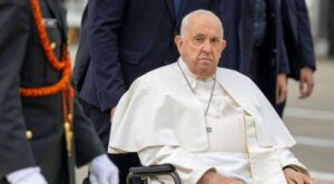 El papa Francisco sufre una nueva caída y se lastima el brazo derecho