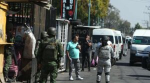 Aseguran 150 vehículos robados y autopartes durante cateo en Iztapalapa