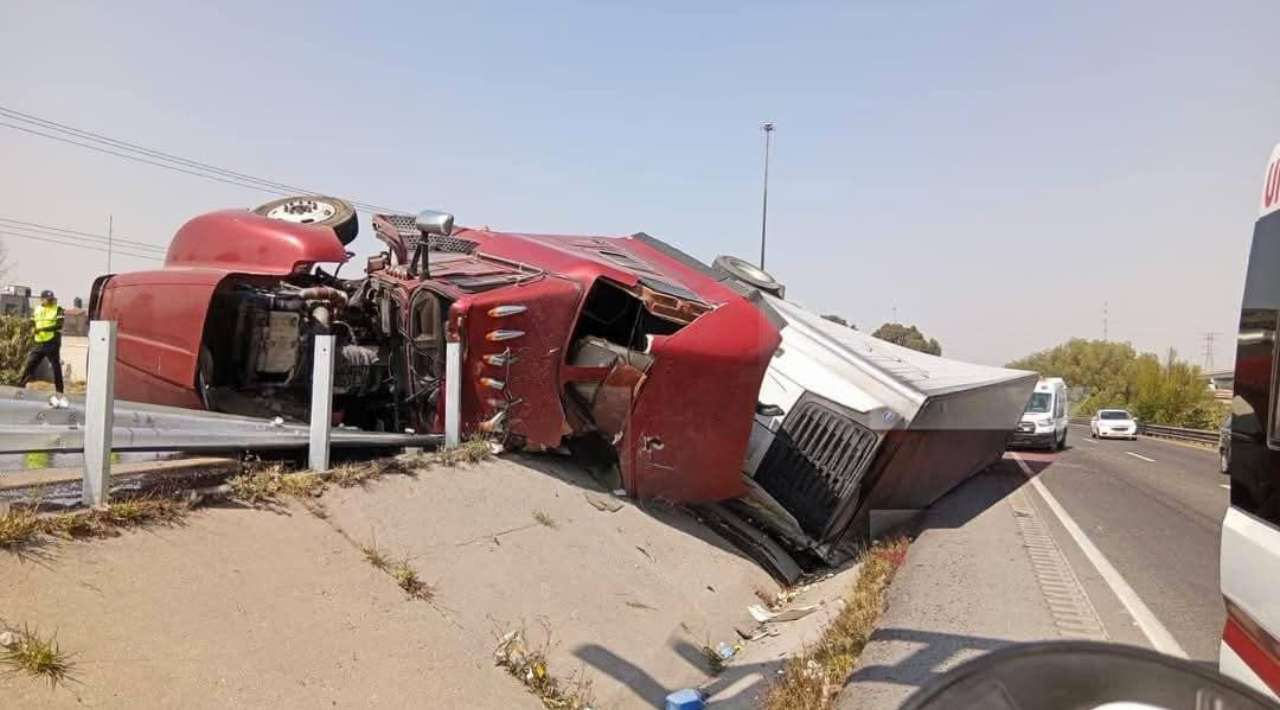 Vuelca tráiler con 18 toneladas de carne. Paraliza el Circuito Exterior Mexiquense por varias horas