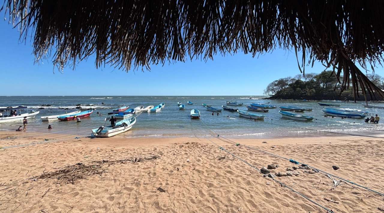 Desciende marea en playa Revolcadero de Acapulco