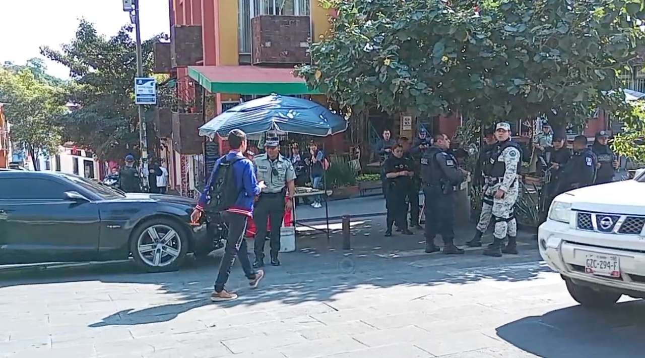 Autoridades realizan operativo por vehículo abandonado en el centro de Cuernavaca