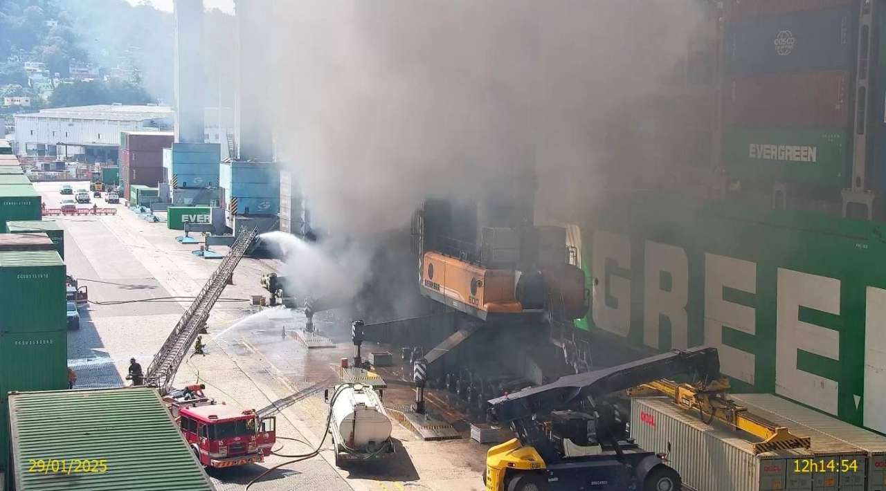 Incendio en grúa del Puerto de Manzanillo moviliza a cuerpos de emergencia