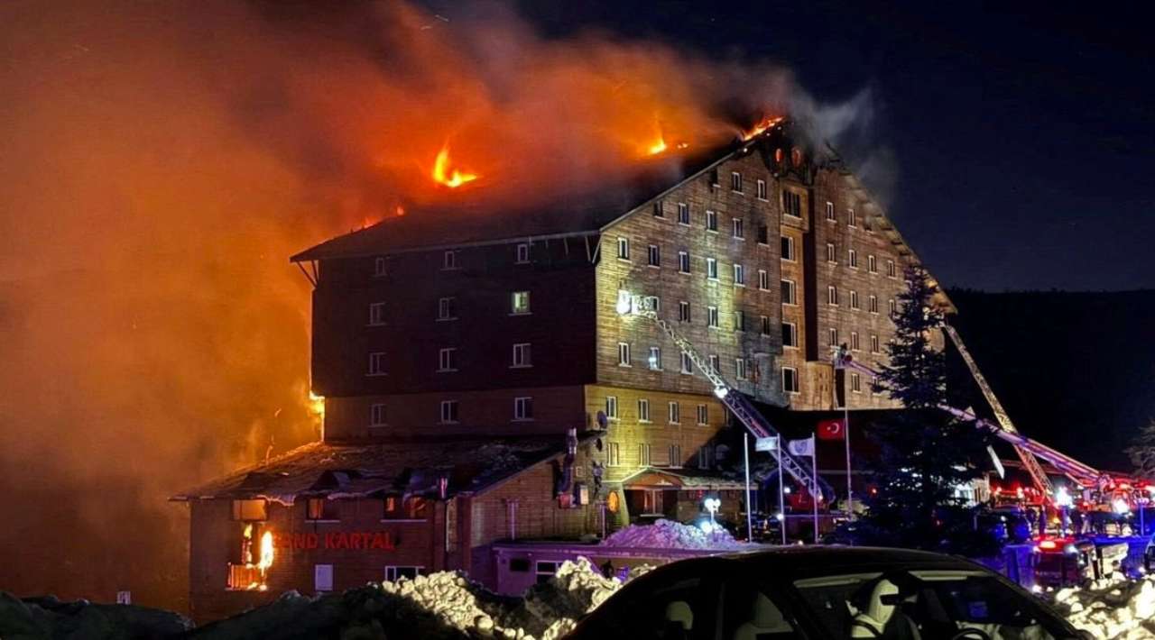 Tragedia en Turquía: Incendio en hotel deja 66 muertos y 51 heridos