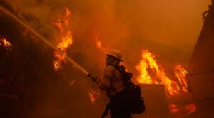 Los Ángeles en emergencia: Tres incendios fuera de control amenazan miles de viviendas