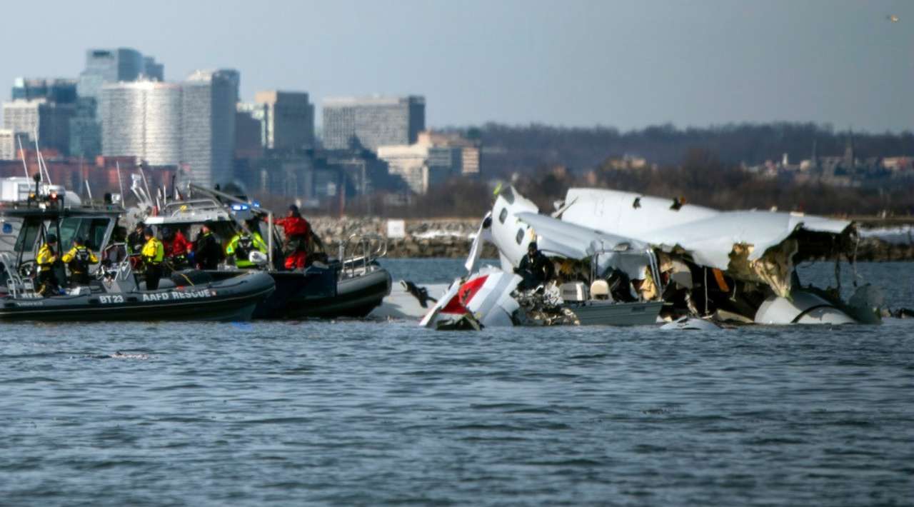 Reanudan trabajos de rescate en río Potomac tras choque de avión; suman 40 cuerpos rescatados