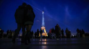 Torre Eiffel se ilumina con los colores de la bandera de Ucrania en el tercer aniversario de invasión rusa