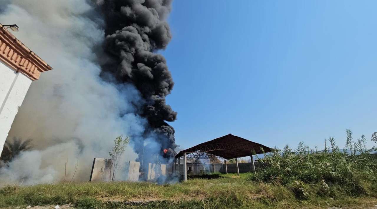 Incendio en tiradero a cielo abierto afecta cultivos de caña en la zona sur de Morelos