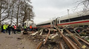 Accidente entre tren de alta velocidad y semirremolque deja un muerto y varios heridos en Hamburgo