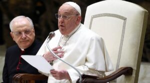 El papa Francisco es hospitalizado por bronquitis