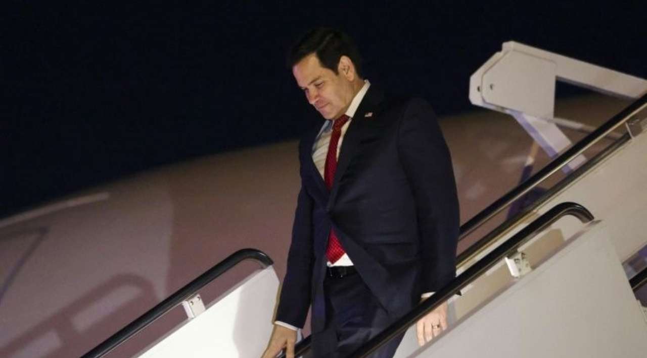 Avión del Secretario de Estado Marco Rubio regresa a Washington por falla