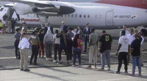 Panamá recibe primer vuelo con inmigrantes de otras naciones