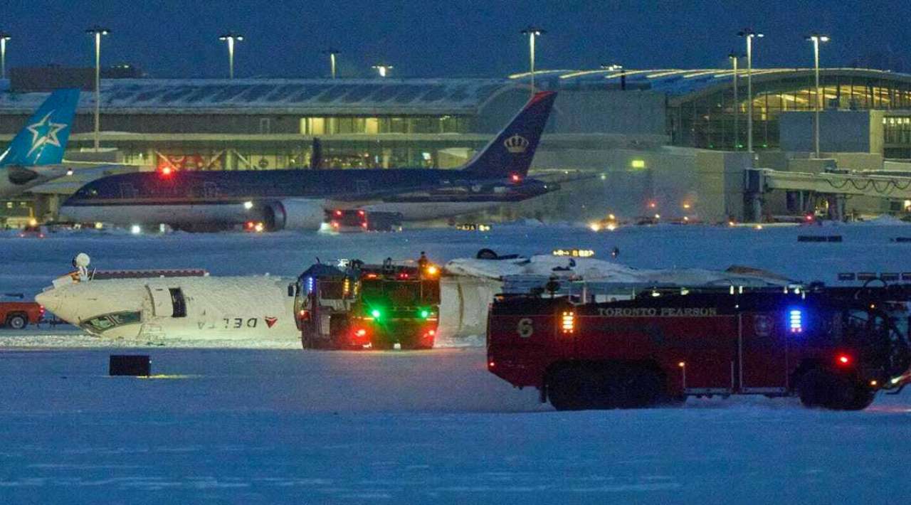 Avión Delta vuelca al llegar al aeropuerto de Toronto