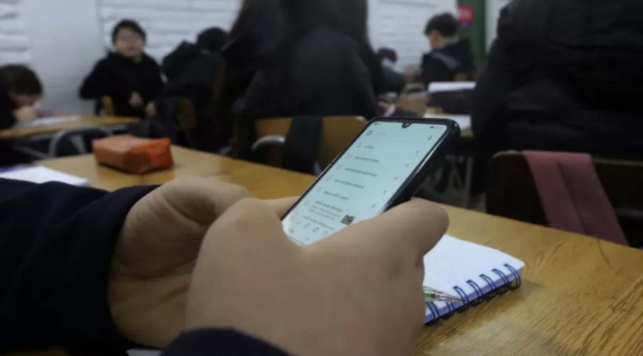 Prohíben el uso de teléfonos celulares en aulas de Querétaro